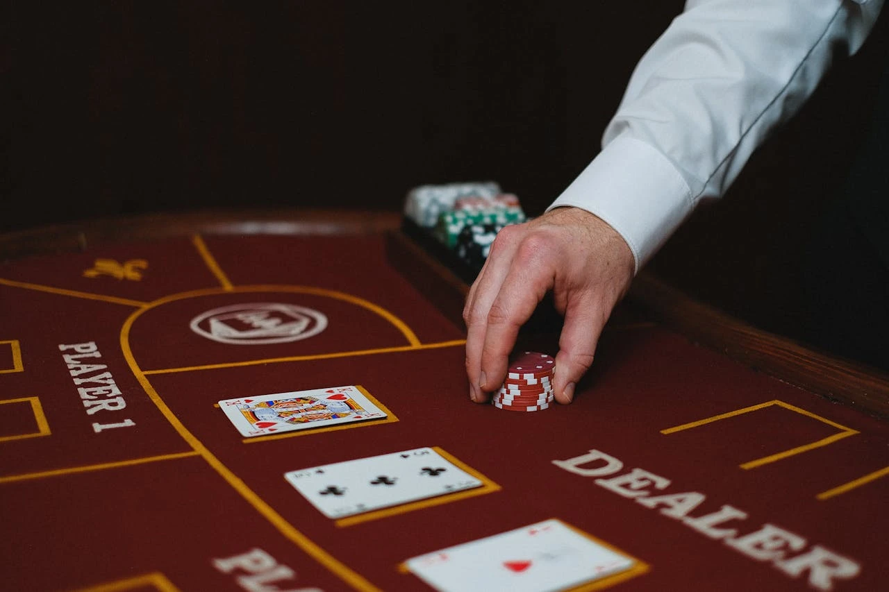 Närbild av croupier som lägger marker på bordet